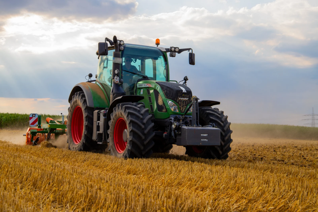 Photo d'un tracteur : Les agriculteurs peuvent demander un prêt professionnel à KL Courtage